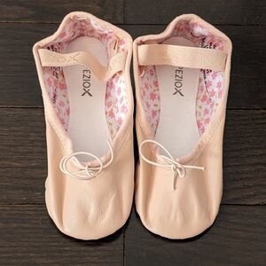 Capezio Daisy 205 Ballet Slipper/shoe (Girls), size 12 Wide (12 W)